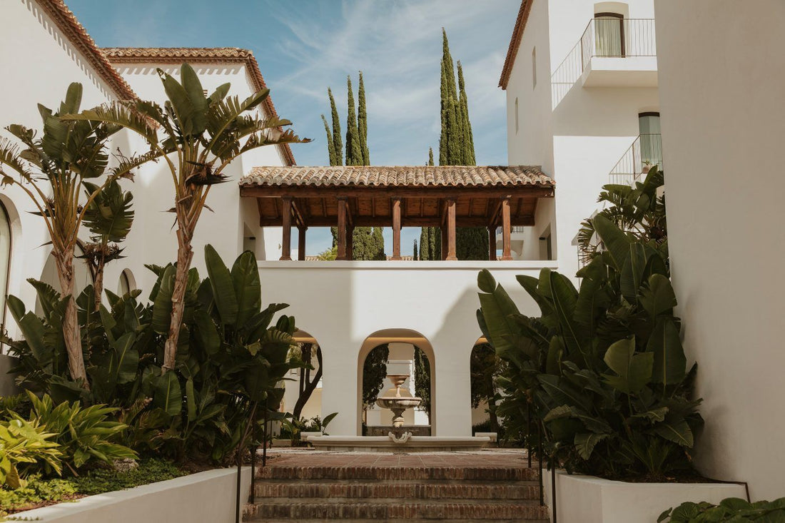 Qué llevar en la maleta para unas vacaciones en Marbella: guía de estilo elegante y relajado