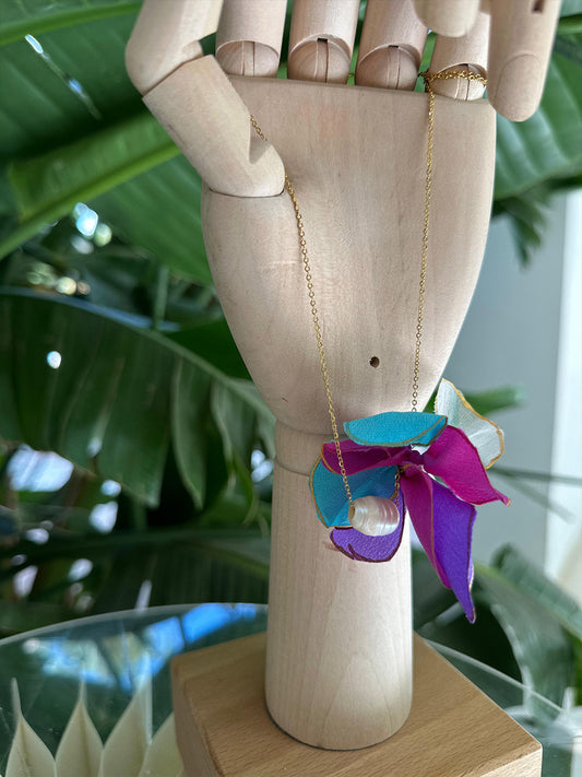 Gargantilla artesanal en seda y perla natural Violeta