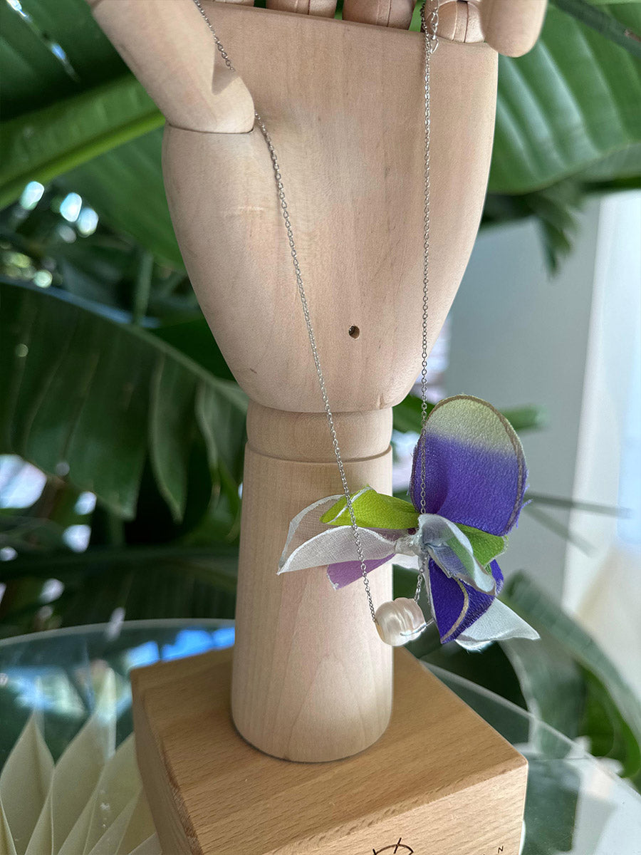 Gargantilla artesanal en seda y perla natural Violeta